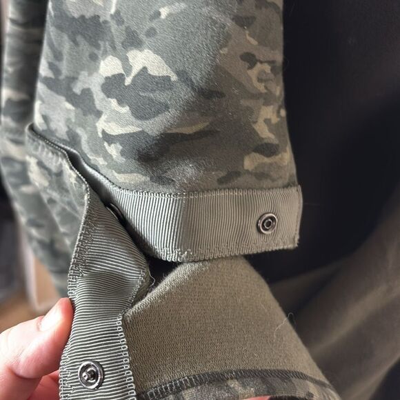 Lululemon unisex vinyasa customizable snap scarf green camouflage wrap GUC - Picture 2 of 4